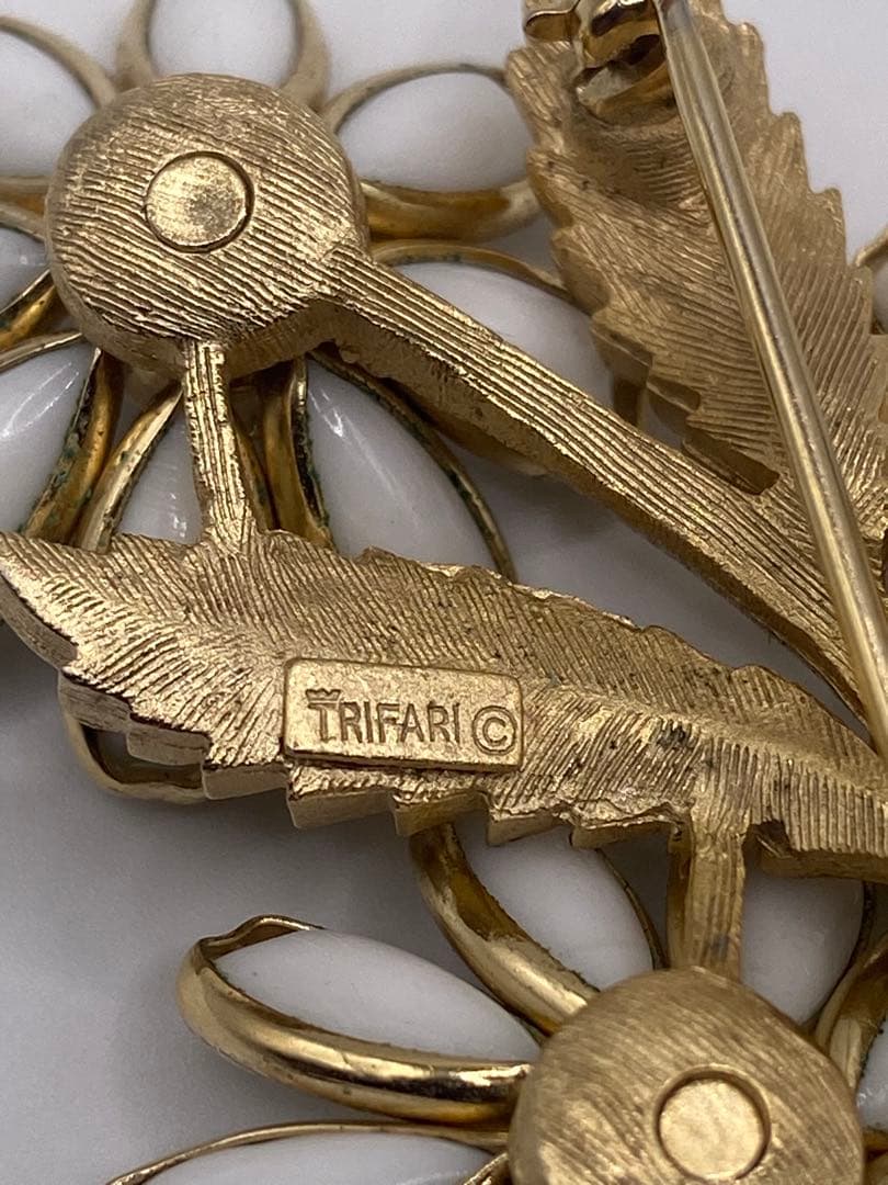 lotuscloud 2499⭐️TRIFARI トリファリ ブローチ ビンテージ