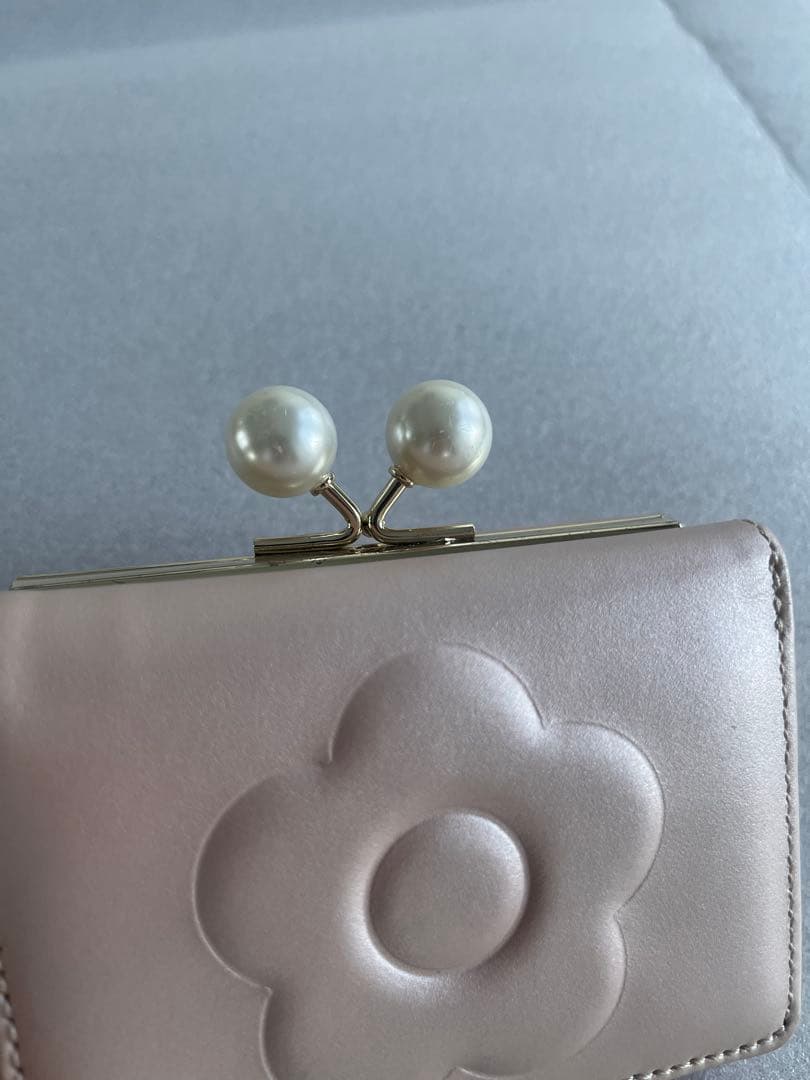 MARY QUANT マリークワント エンボスデイジーパール ミニウォレット