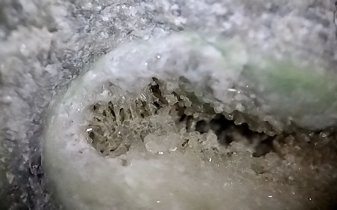 ☆翡翠原石☆糸魚川硬玉【青海川・転石ウブ・クラスター翡翠299g】