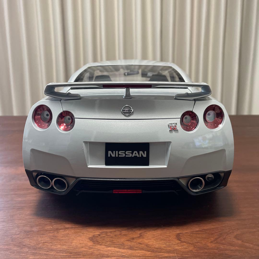 イーグルモスNissan GT-R 35 1/8スケール シルバー完成品