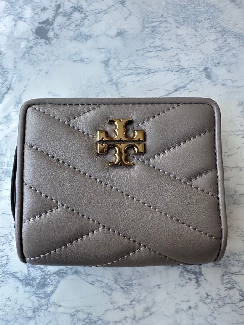 トリーバーチ キルティング 二つ折り財布 グレージュ TORYBURCH - メルカリ