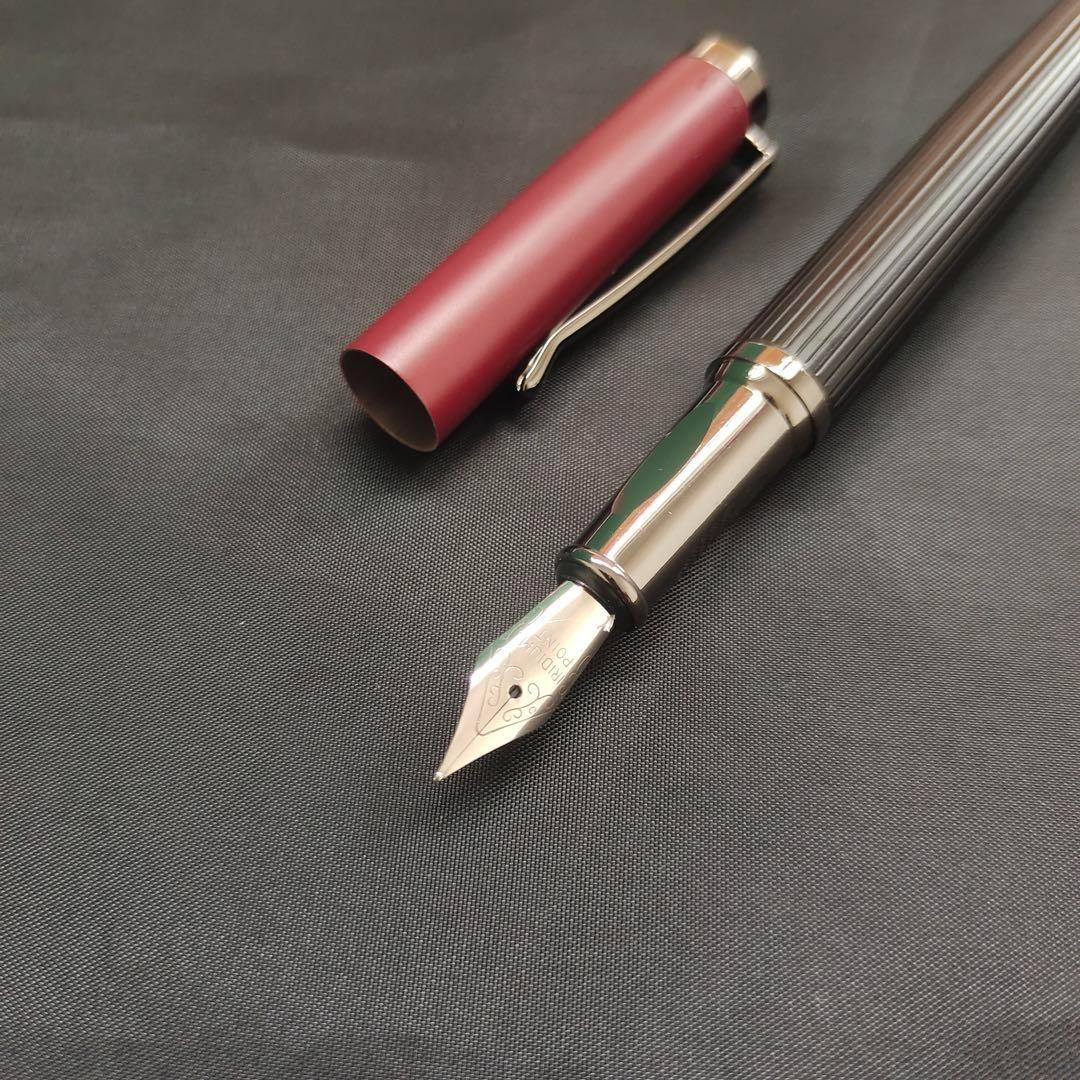 赤と黒のストライプ万年筆