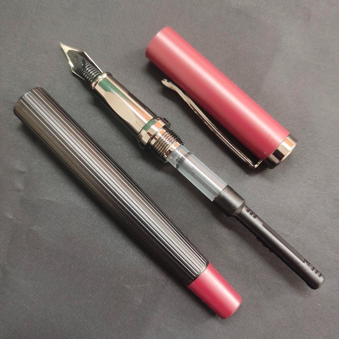 赤と黒のストライプ万年筆