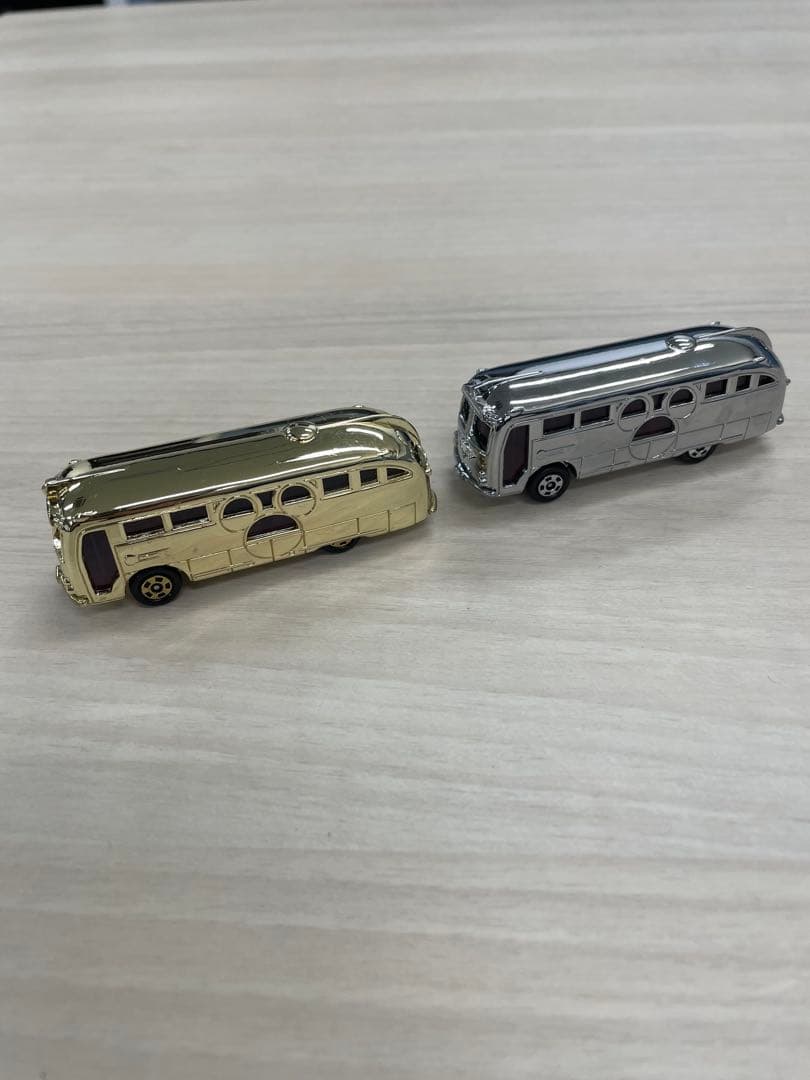 トミカ　ディズニーリゾートクルーザー　ゴールド　シルバーの2台セット