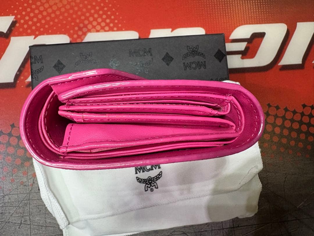 新品】MCM ピンク ゴールドロゴ金具 三つ折り財布