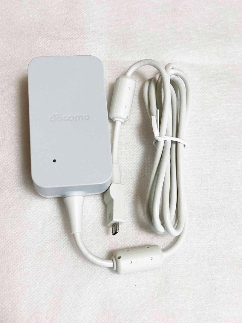 docomo F-01M らくらくホン ACアダプタ 卓上ホルダー 携帯電話