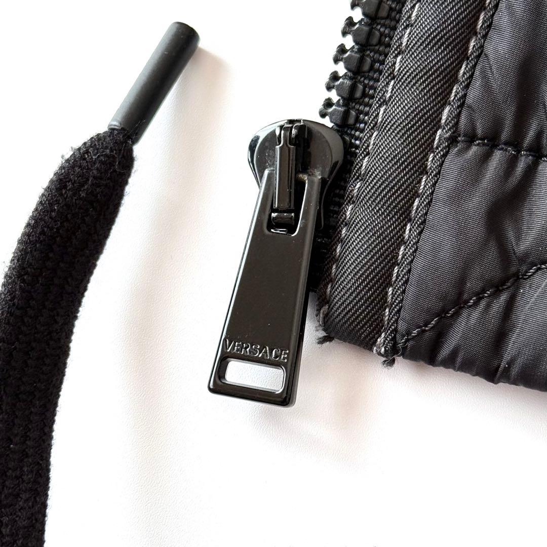 近年 VERSACE RFID搭載 Vロゴブルゾン キルティング 切替 ブラック