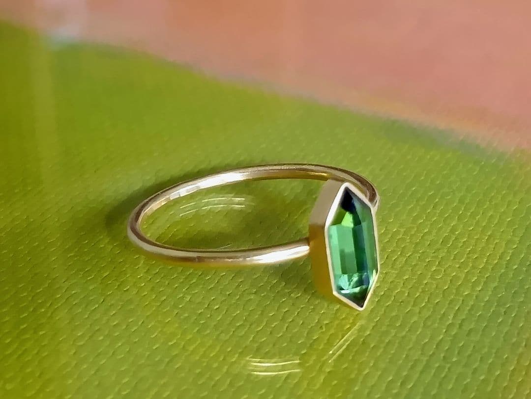 ガブリエラキス 18K グリーントルマリンリング 12号 カイトシェイプ