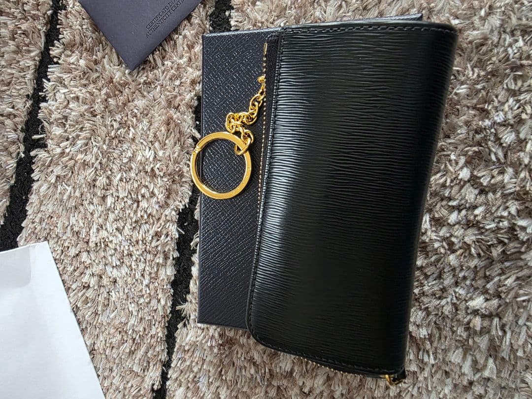 美品プラダ　ヴィッテロムーブ　キーリング　ケースロゴ金具