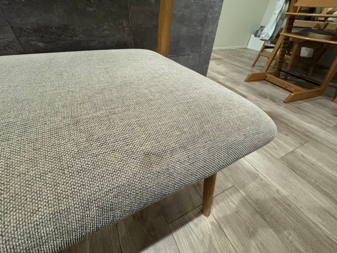 シンプルな木製ベンチ グレー