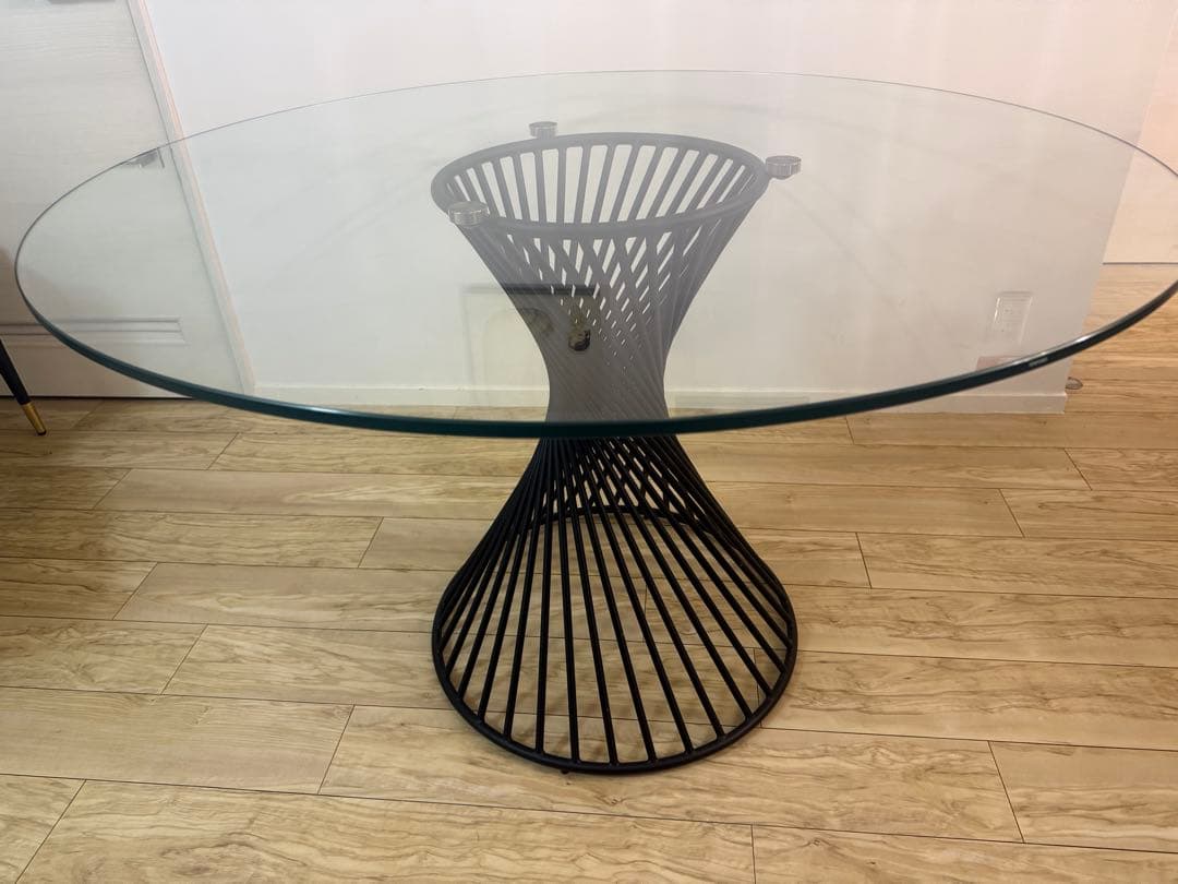 カリガリスボルテックス 円形ダイニングテーブル