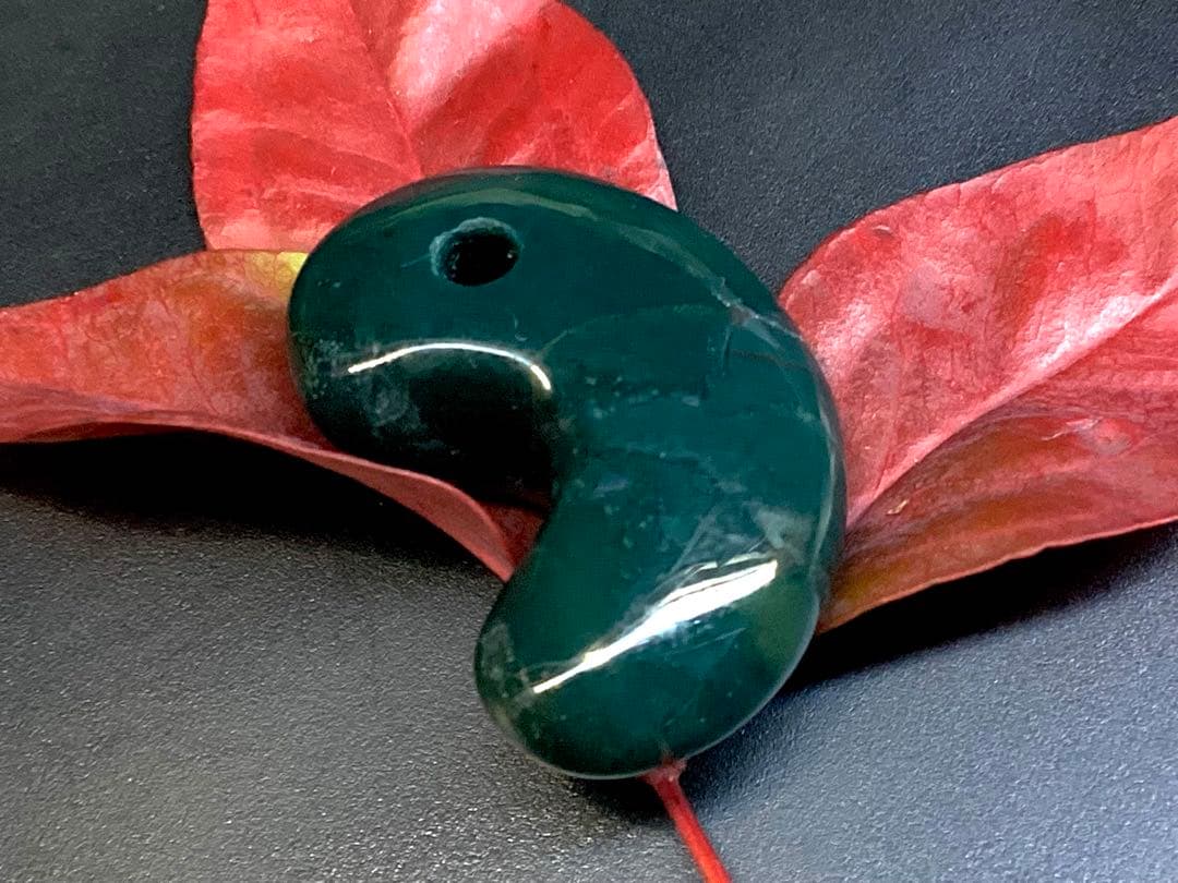 ✳稀な1個‼️濃厚結晶群の出雲石めのう【碧玉】勾玉 外部