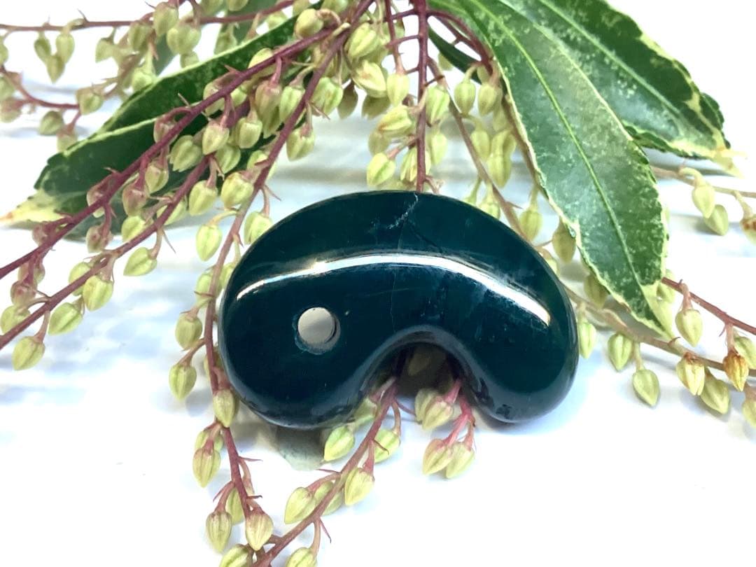 ✳稀な1個‼️濃厚結晶群の出雲石めのう【碧玉】勾玉 外部