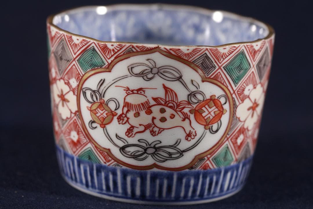 399　古伊万里大振金襴手窓絵市松唐獅子図蕎麦猪口　幕末　無傷 399 古伊万里大振金襴手窓絵市松唐獅子図蕎麦猪口 幕末 無傷 399 古