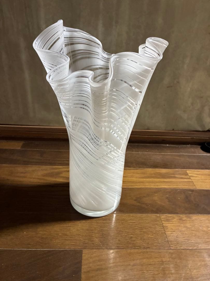 波状フリルデザインの白い花瓶 - メルカリ