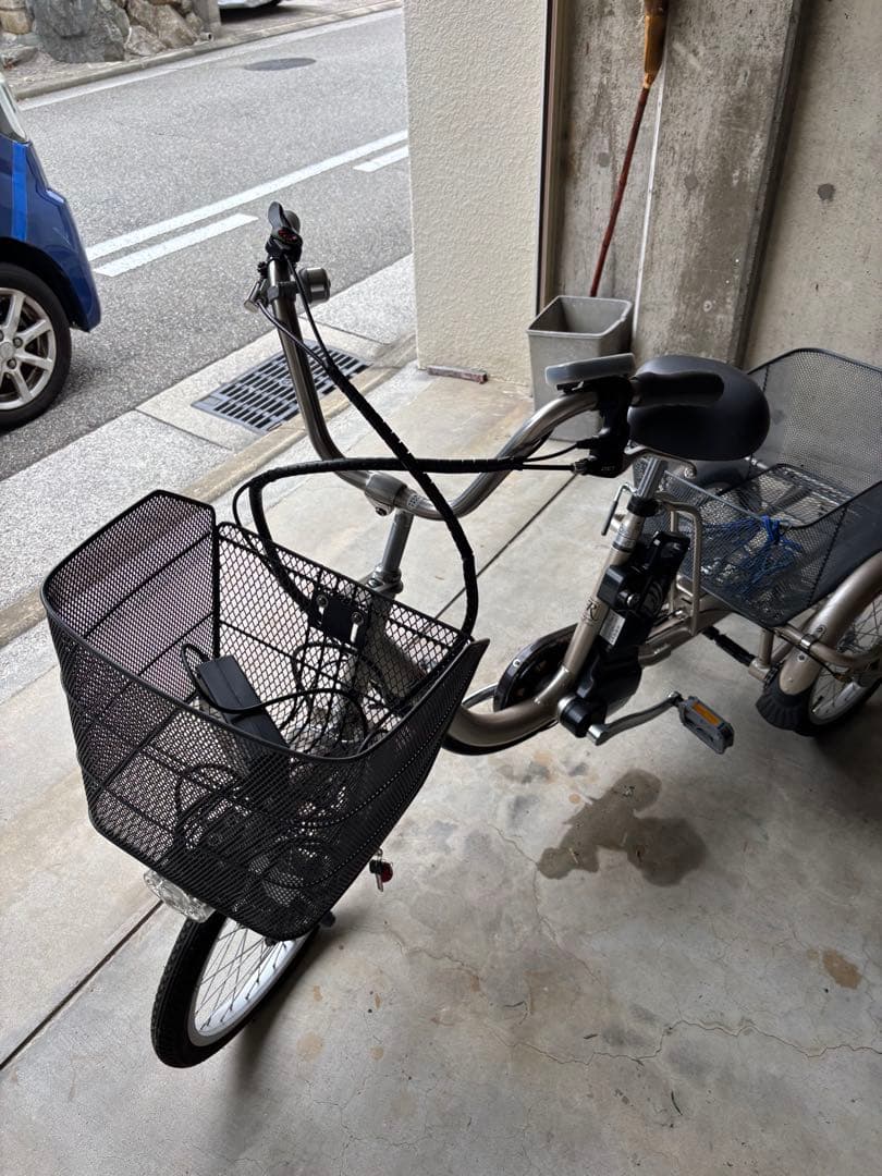 電動アシスト三輪車 シルバー系　中古