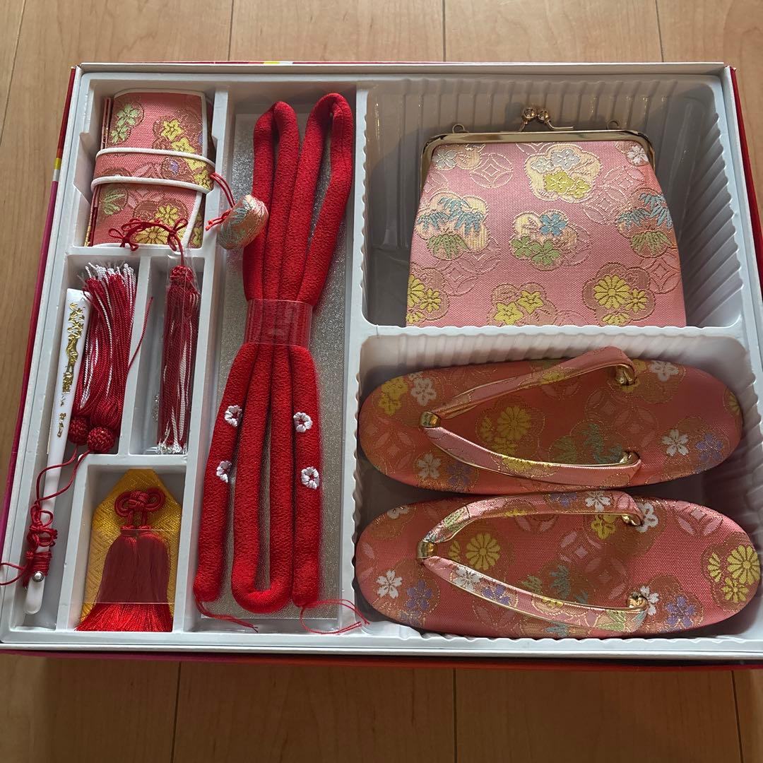 96 ジャパンスタイル 黒ちりめん×牡丹　7歳 七五三着物セット　和装小物　袋帯