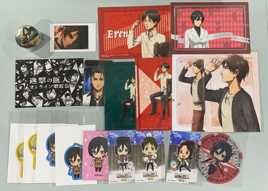 ☆進撃の巨人グッズ まとめ売り缶バッジ紙類キーホルダー他約250点