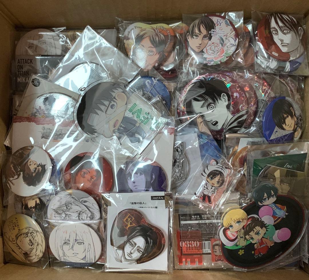 ☆進撃の巨人グッズ まとめ売り缶バッジ紙類キーホルダー他約250点