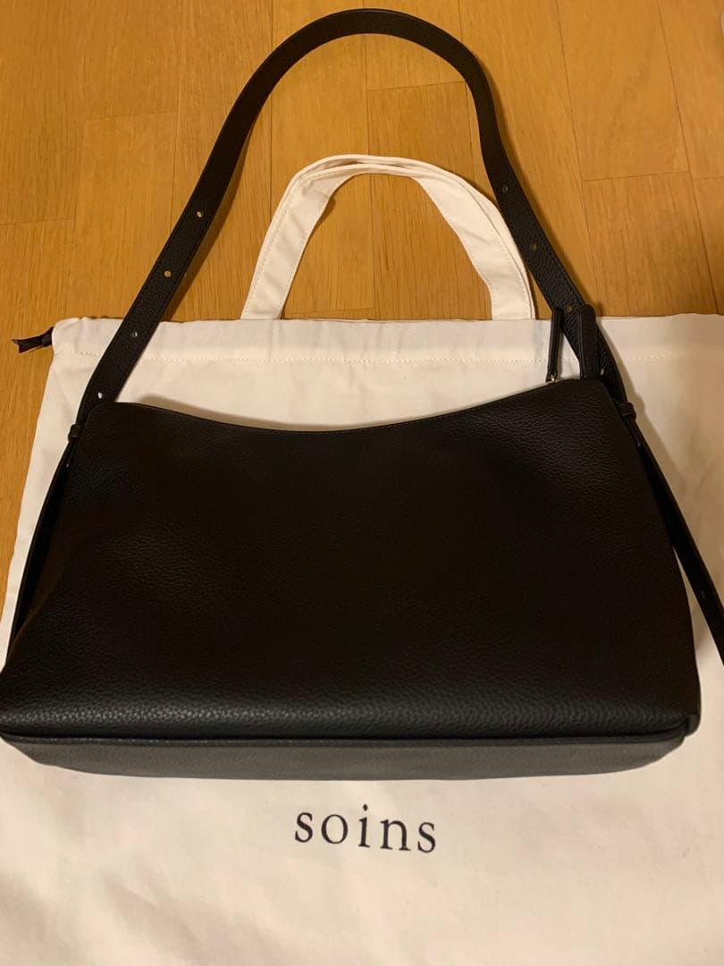 soins 【牛革】ミニマルショルダーバッグ　ブラック