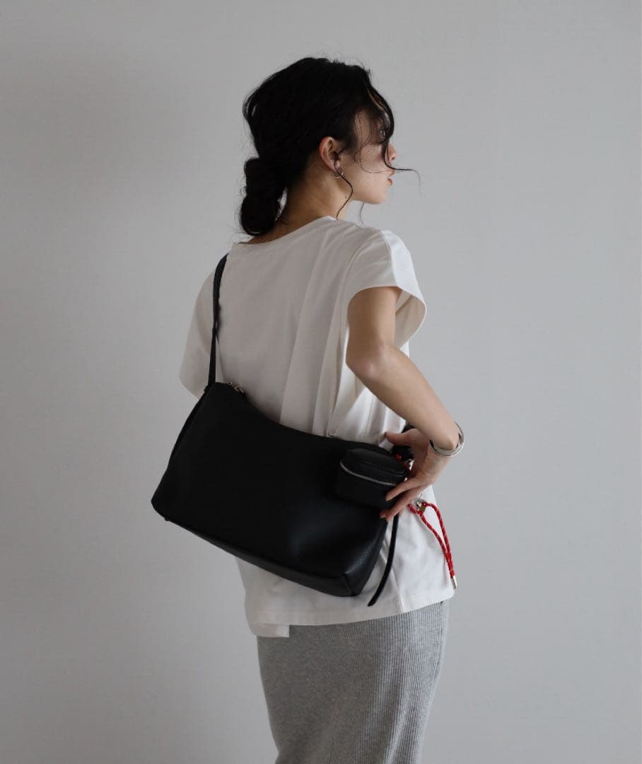 soins 【牛革】ミニマルショルダーバッグ　ブラック