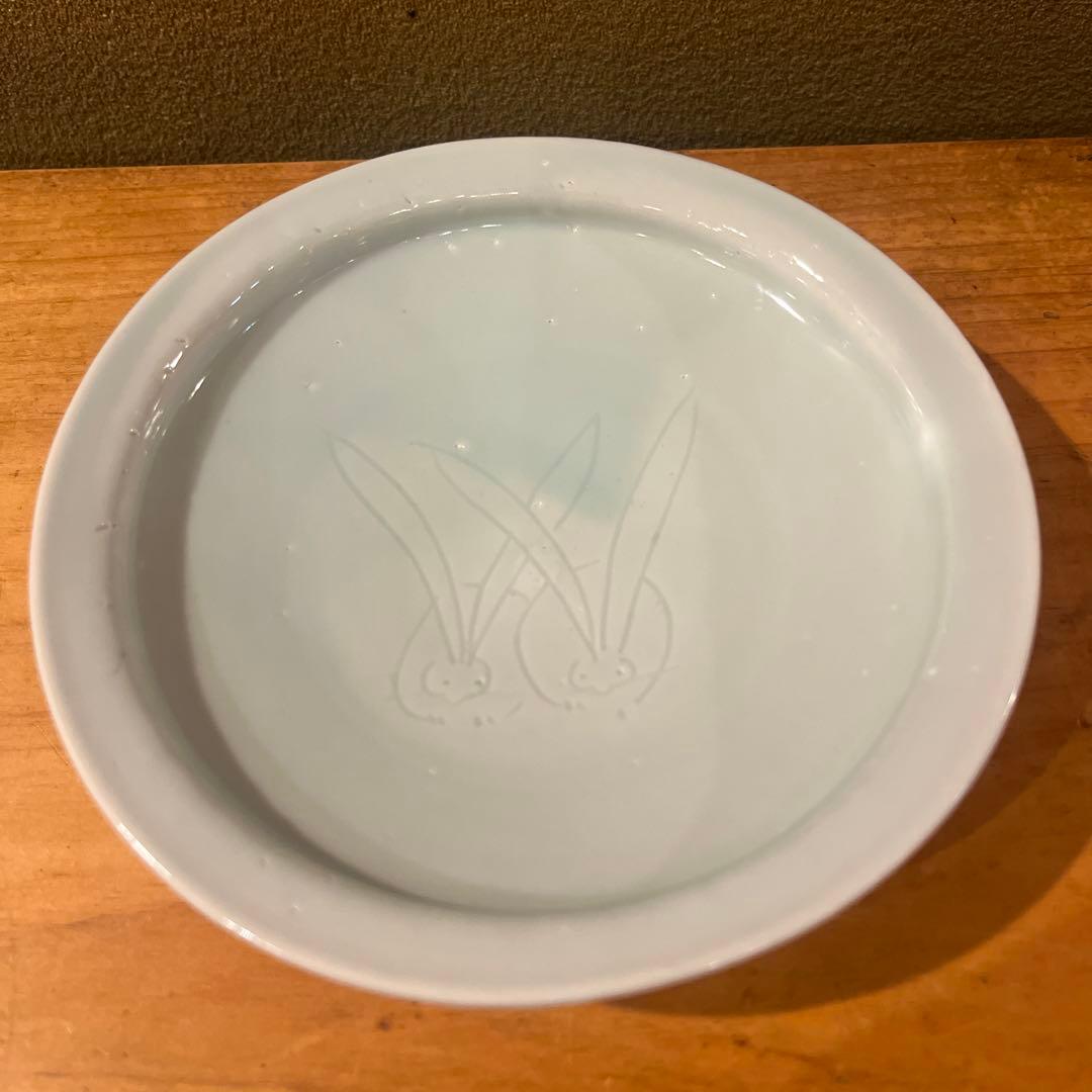 加藤静允　　白磁縁彫5寸皿　ふたりうさぎ　5客