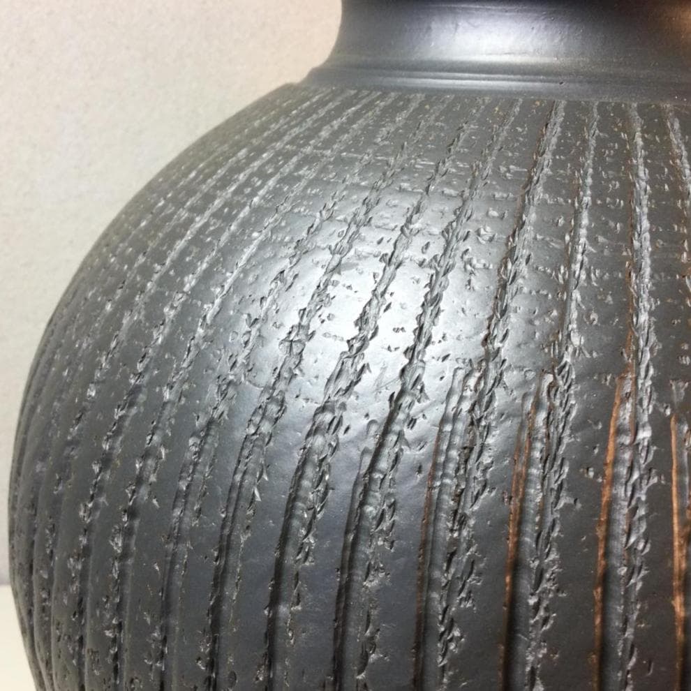 陶芸　手作り陶器　しのぎとびかんな柄壷