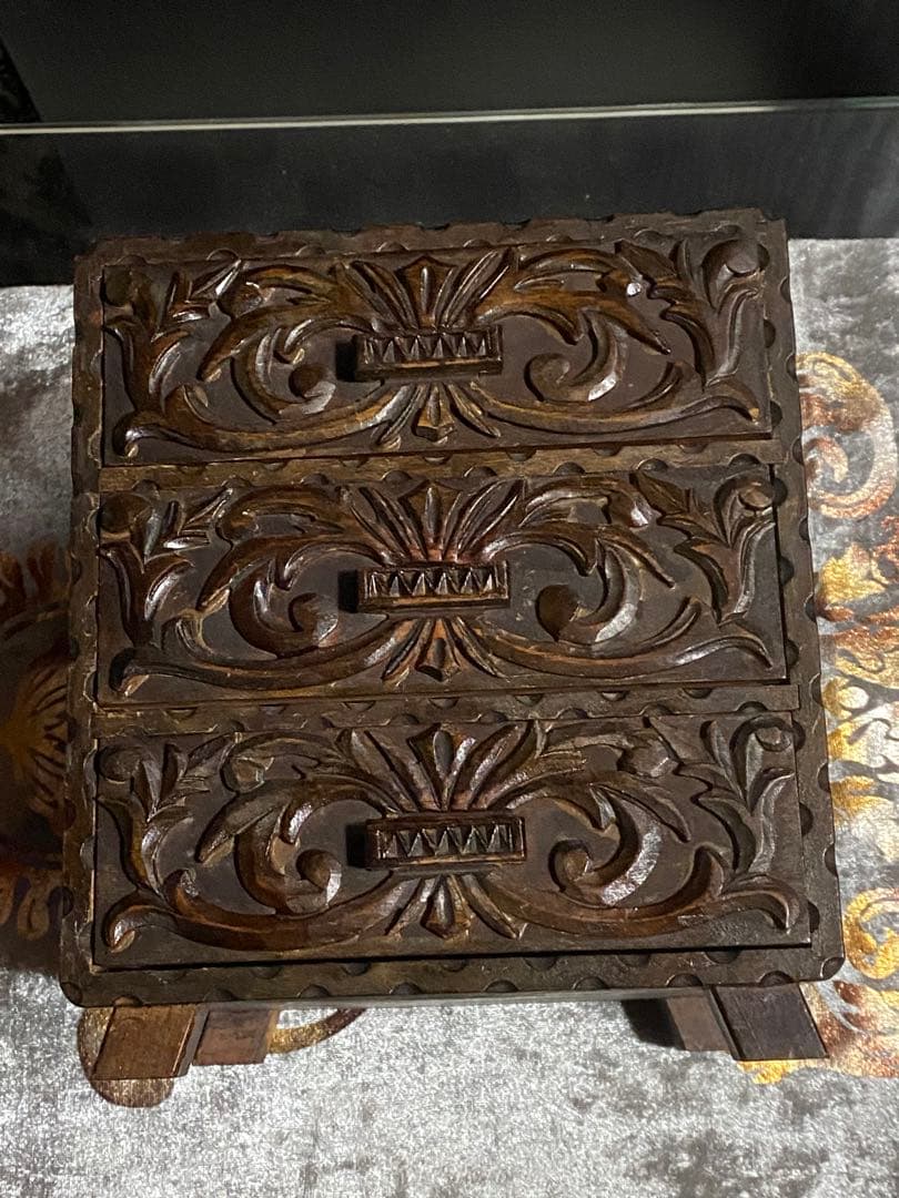 繊細な3面 彫刻♦️百合紋章♦️高級 アンティーク コンパクトチェスト