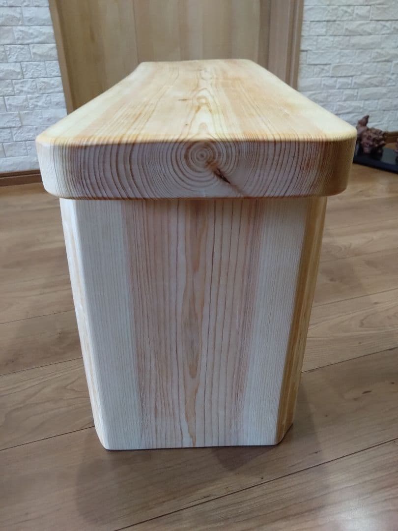 檜のベンチ（70）樹齢約70年、檜の原木の模様、年輪が綺麗ですよ❕脚も