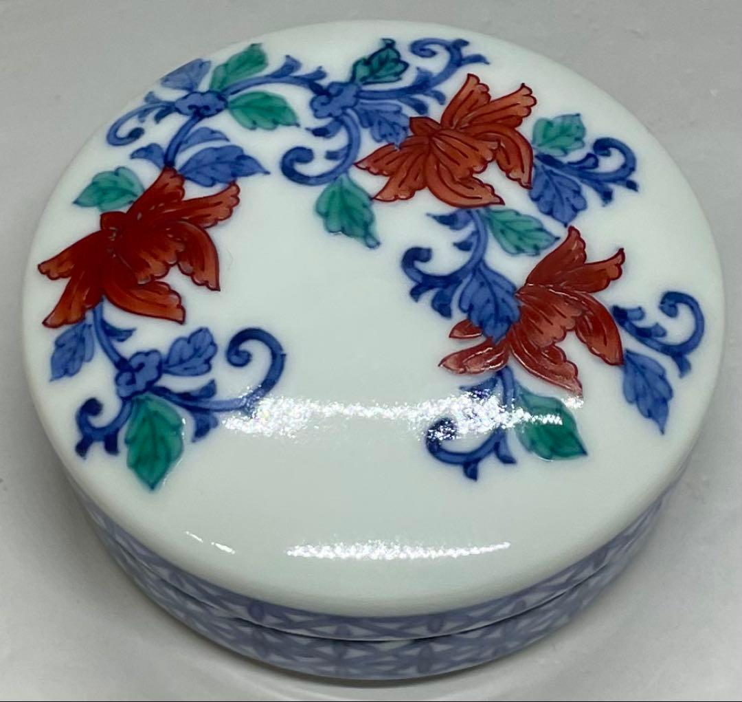 人間国宝 十三代 今泉今右衛門 色鍋島唐花文 香合 四方桟