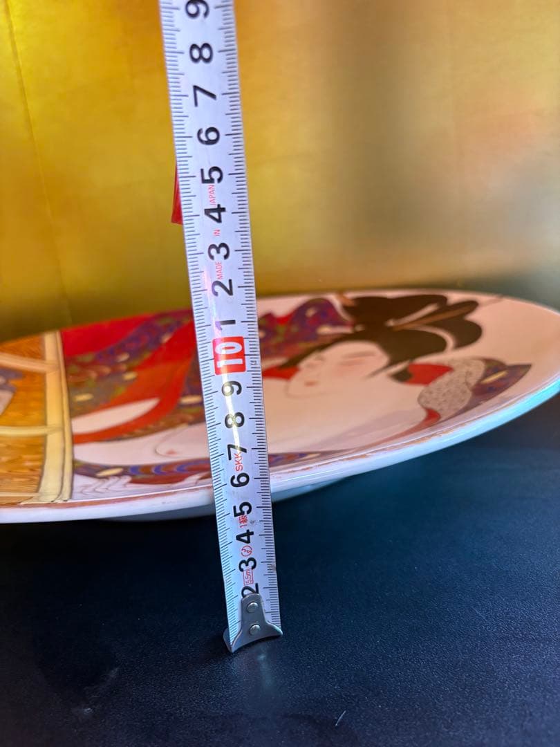 大皿　女性が描かれた大きな飾り皿