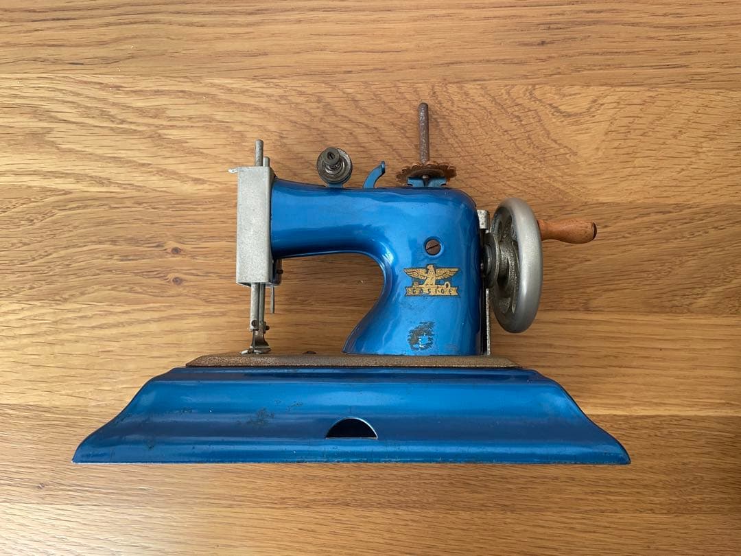 ヴィンテージ ブルーの子供用ミシン - メルカリ
