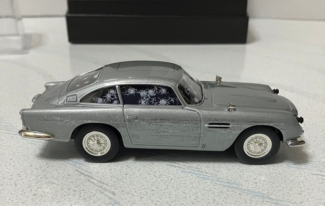 ジェームズボンド　アストンマーティン　DB5　モデルカー 　1/36