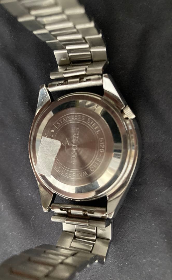 セイコー5 23石変わり文字盤　特徴的なラグ形状