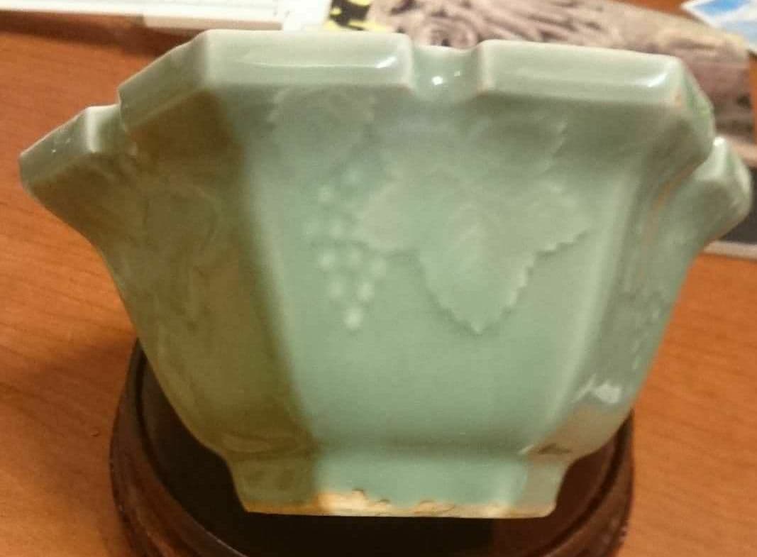 三田青磁】陽刻葡萄紋六角鉢