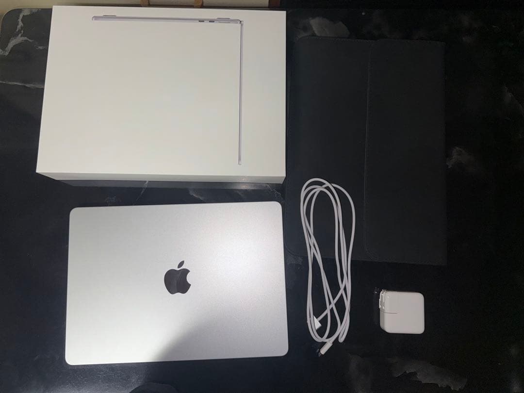 Apple MacBook Air (M2, 13インチ) 本体 13-inch MacBook Air: Apple M2 chip with 8-core CPU and 8-core GPU