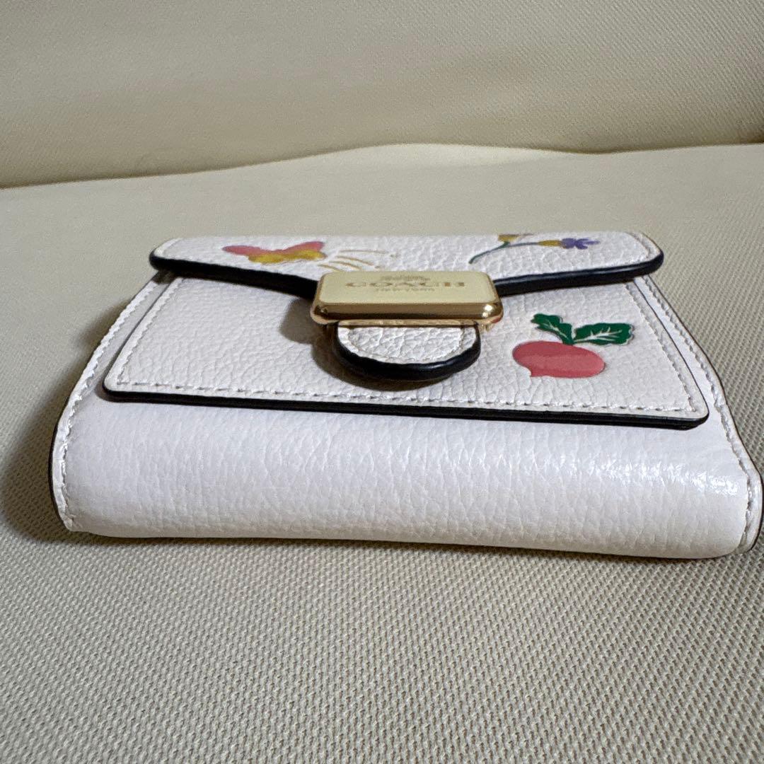 さとる様！専用商品！！COACH 花と蝶のプリント 二つ折り財布 - メルカリ