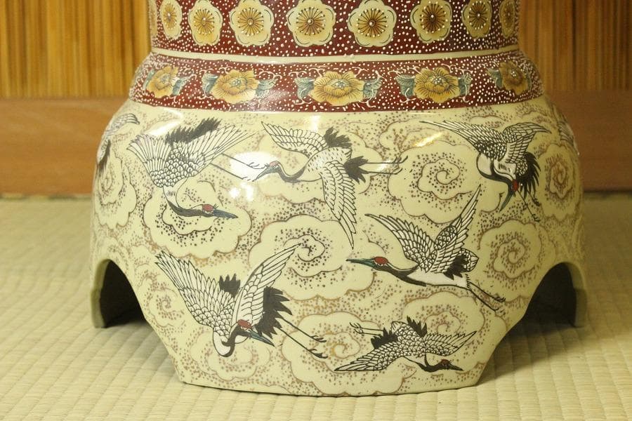 薩摩 金彩色絵 群鶴飛紋 細密画 沈香壷 高125cm 美品(A596) - メルカリ