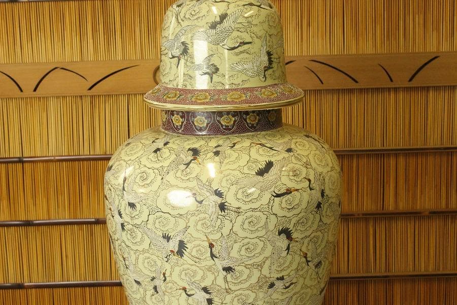 薩摩 金彩色絵 群鶴飛紋 細密画 沈香壷 高125cm 美品(A596) - メルカリ