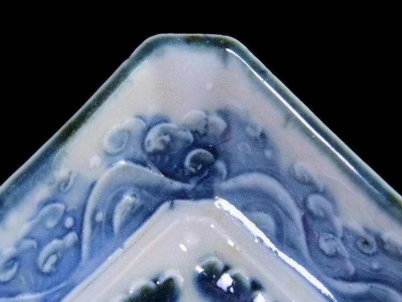 瀬戸　伊万里　染付　陽刻　波に花の図　四方角豆皿　E668AS-CUp