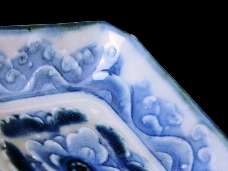 瀬戸　伊万里　染付　陽刻　波に花の図　四方角豆皿　E668AS-CUp