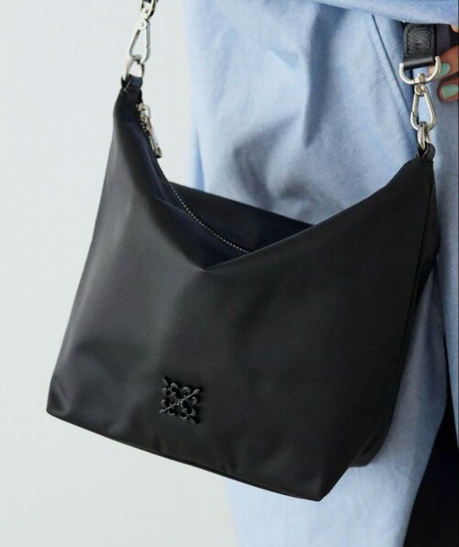 ほぼ未使用ラシット今期クラウズナイロンシンプルショルダー2wayアレンジベルト