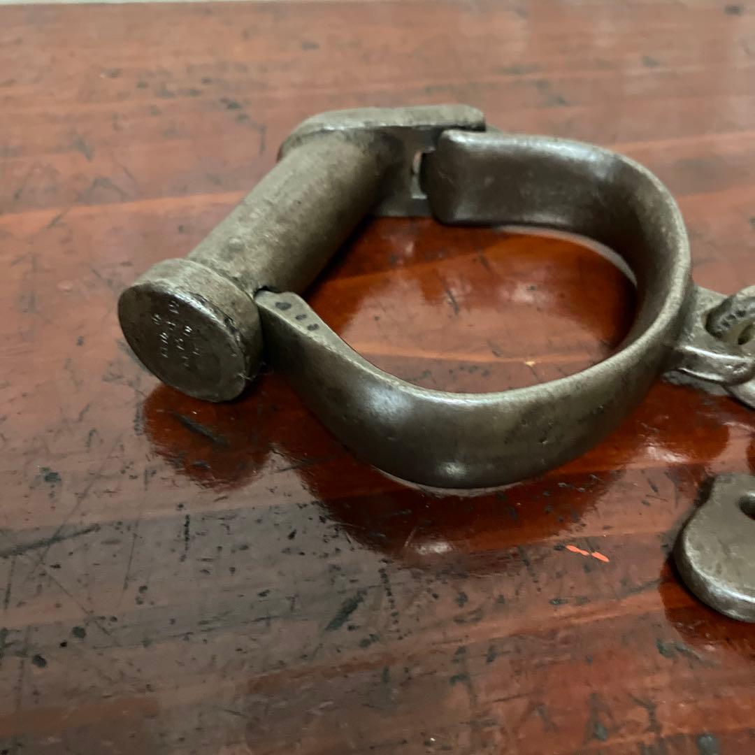 ビンテージ鉄製ハンドカフ 鍵付き