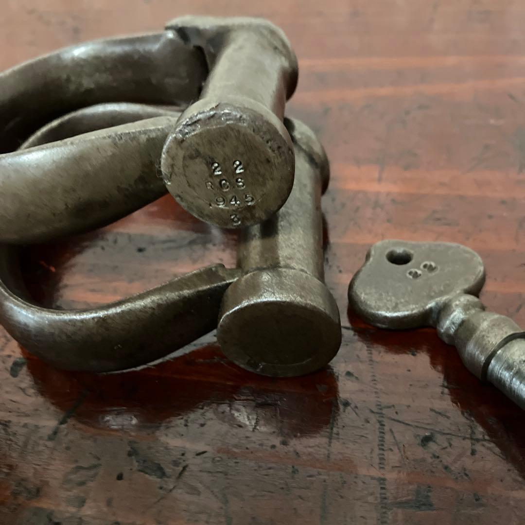 ビンテージ鉄製ハンドカフ 鍵付き