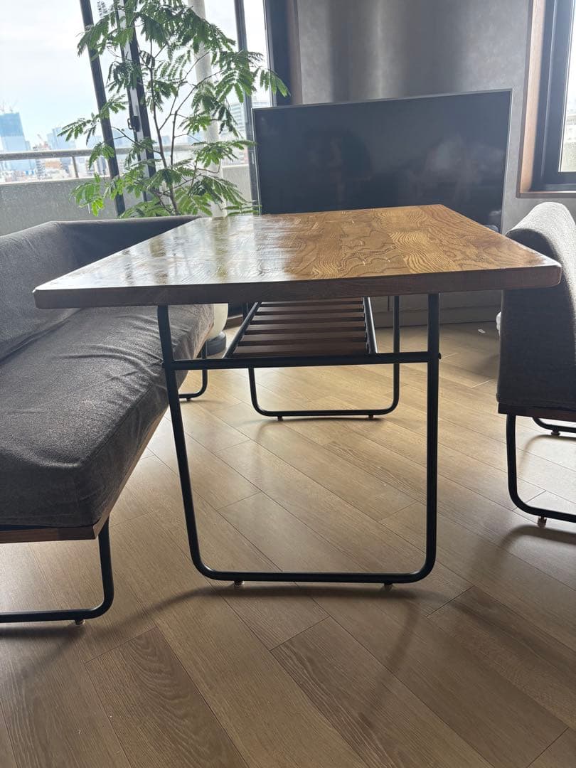 木製ダイニングテーブルとソファセット