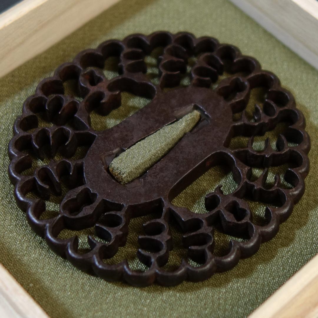 【 抱茗荷雁金透鍔 】鍔 鐔 鉄地 刀装具 日本刀 武具 骨董 アンティーク