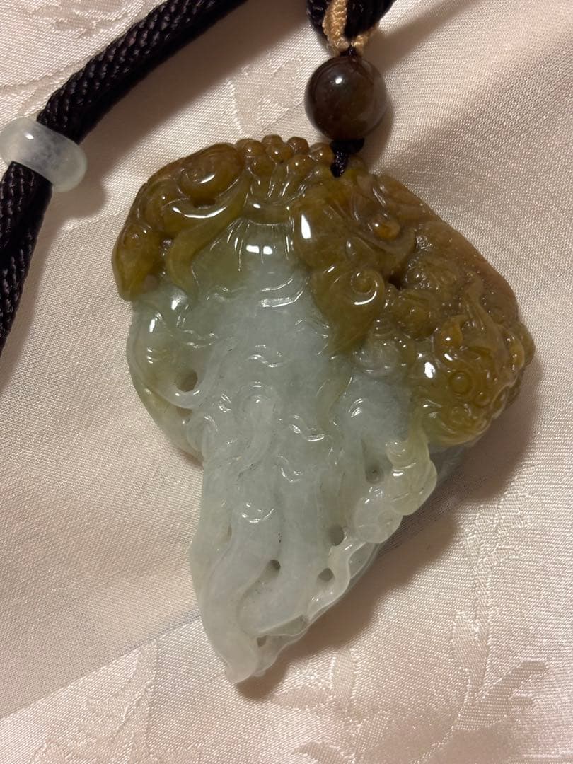 天然翡翠 手彫り 世界に一つだけ 根付？ 本物保証