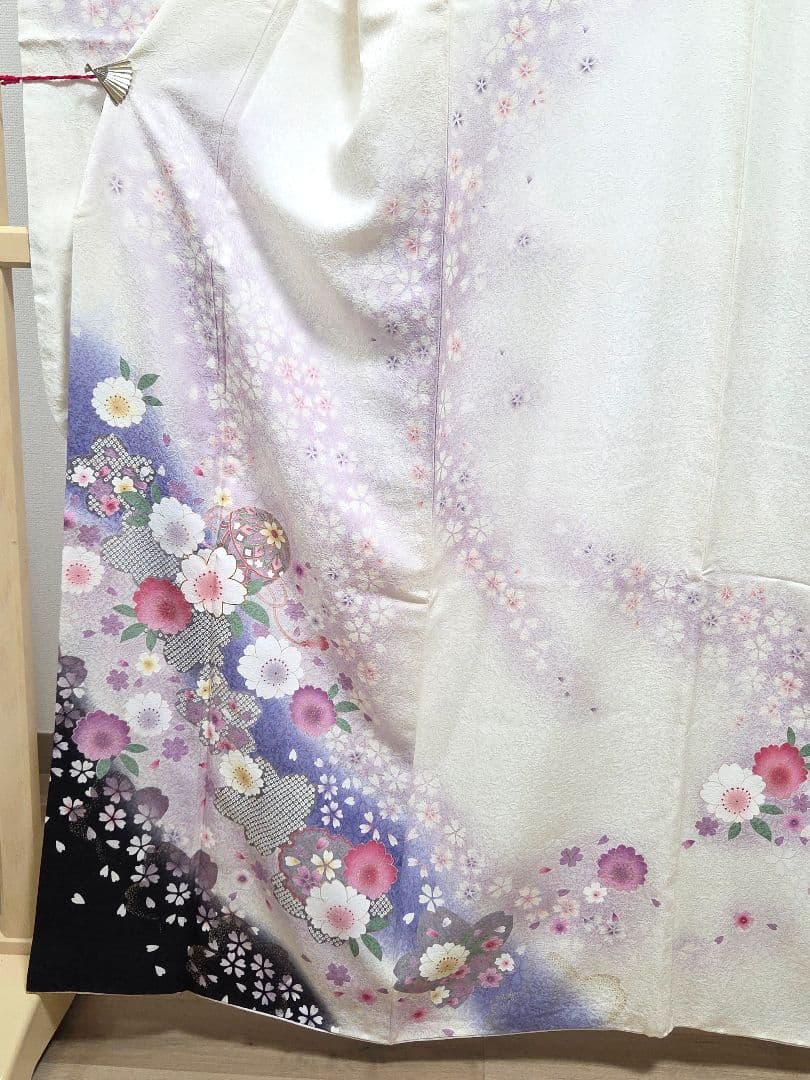 B5◇着物くつろぎ かわいい花模様 金駒刺繍 金彩 白 袷 正絹 成人式