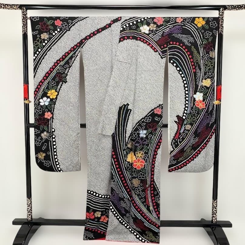 ちゃるる様専用 総絞り 本振袖 金駒刺繍 友禅入り 花柄 黒色