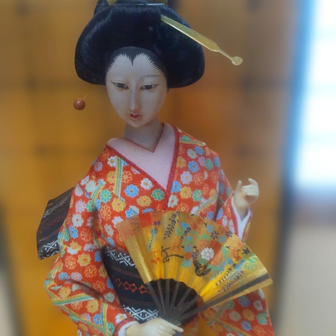 日本人形 華やかな着物 扇子付き